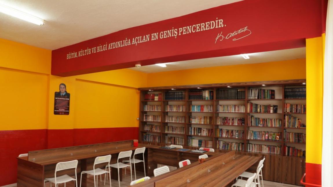 Okulumuza Alaşehir UltrAslan Taraftar Grubu üyeleri tarafından Şehit Polis Onur Ramazan Bayram adına kütüphane kuruldu.